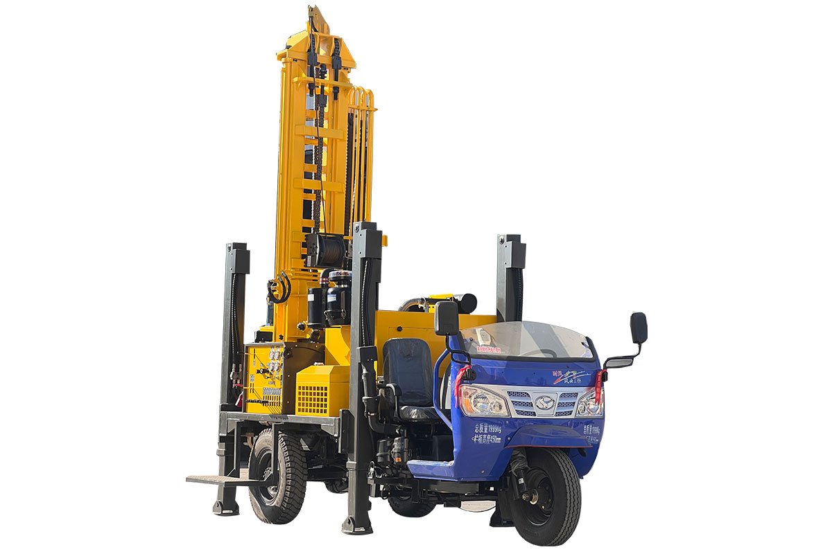 Diesel engine three-wheeler equipped with a mobile water well drilling rig with pump 220V